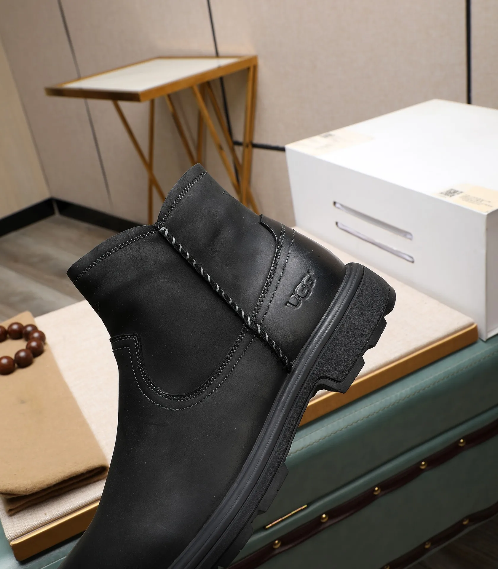 Men's men's shoes💰640 UGG (100% genuine wool lining, 10% off for fake ones) Please pay attention to the quality of the original order and compare the thickness of the wool🏮🏮Hot-selling UGG from Australia's warm luxury brand men's shoes, the official website is synchronized, Beckham men's style..., made of imported top-layer waxed cowhide, waxed toe cap, Australian real wool velvet lining Carefully sewn...Imported rubber Martin boots outsole (comfortable, soft and wear-resistant). I really like the quality..Exquisite workmanship. You can't put it down at first sight. Size 39-44